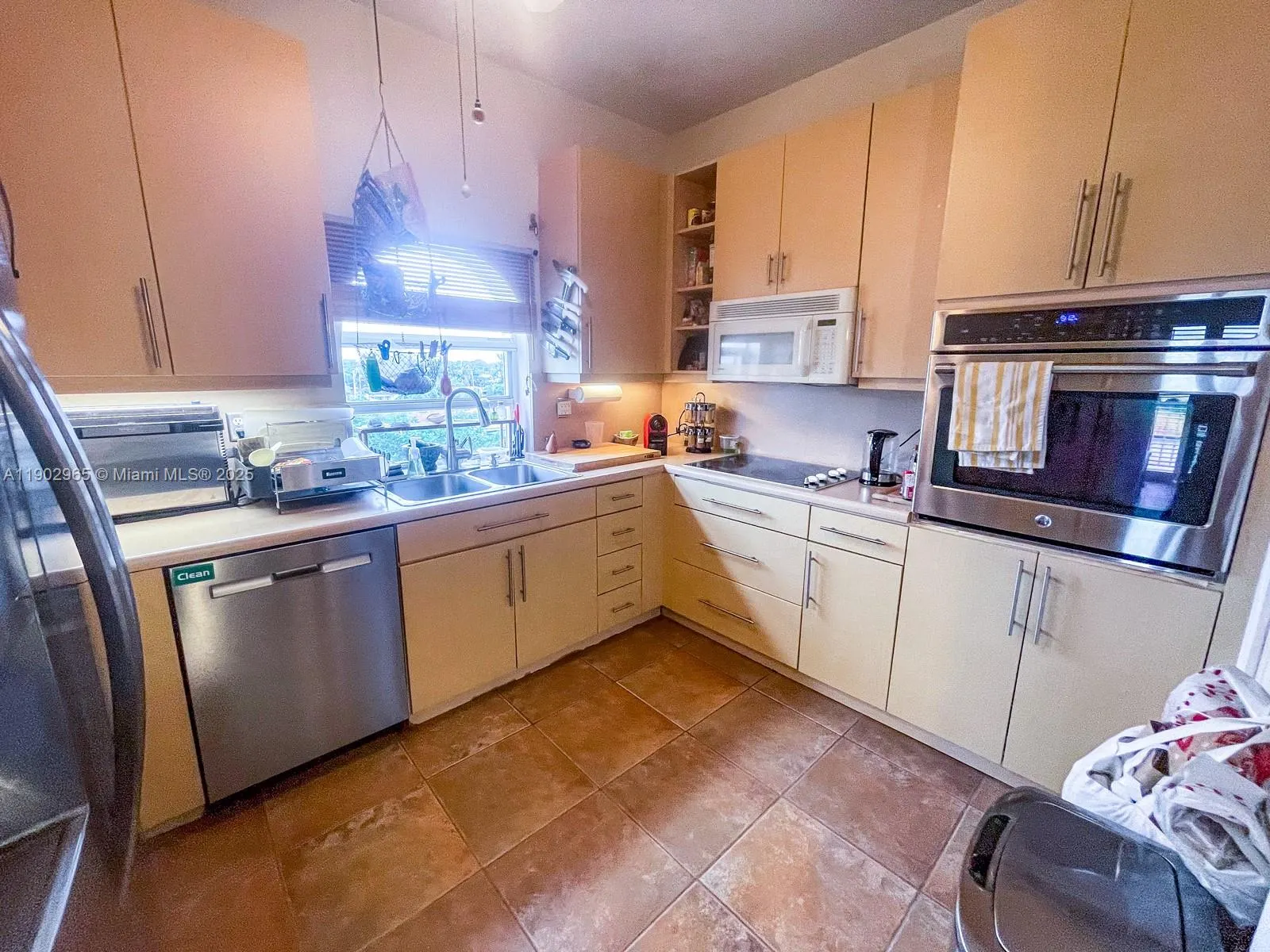 9008 Collins Ave, #402