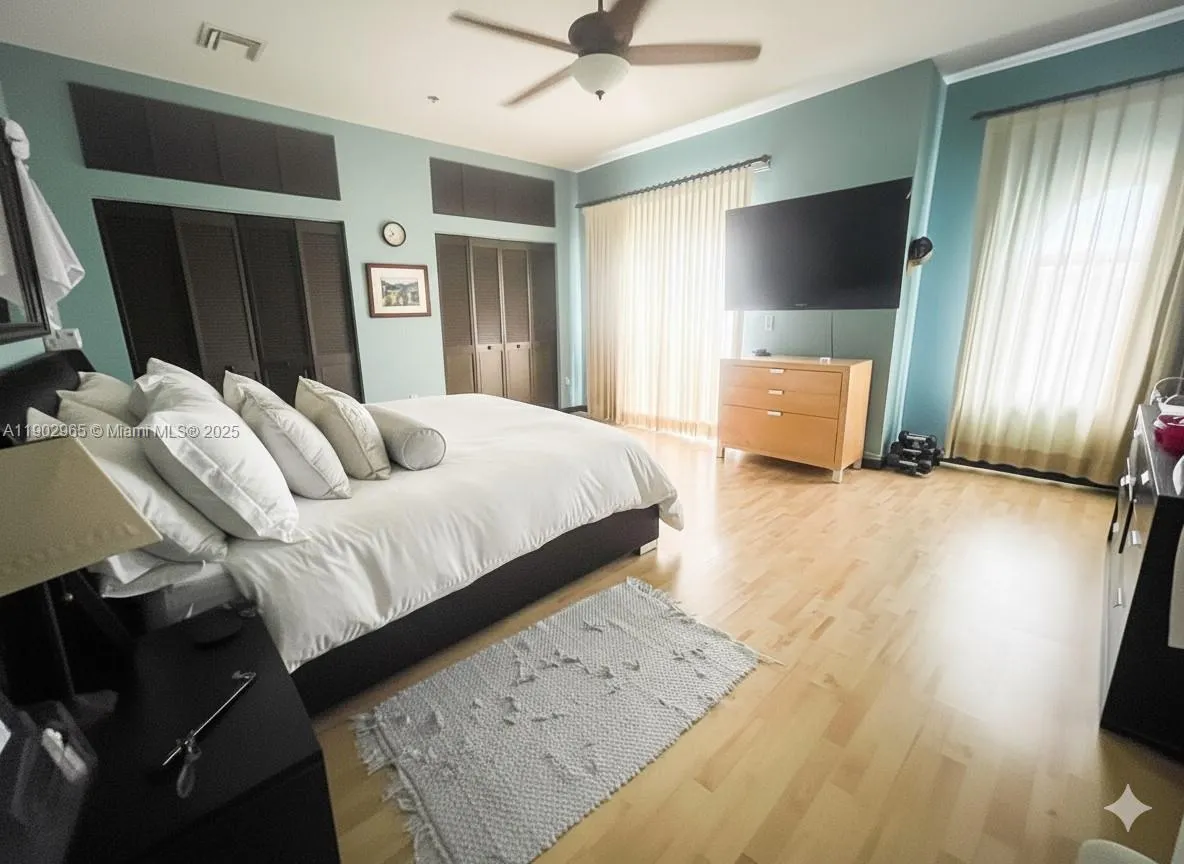 9008 Collins Ave, #402