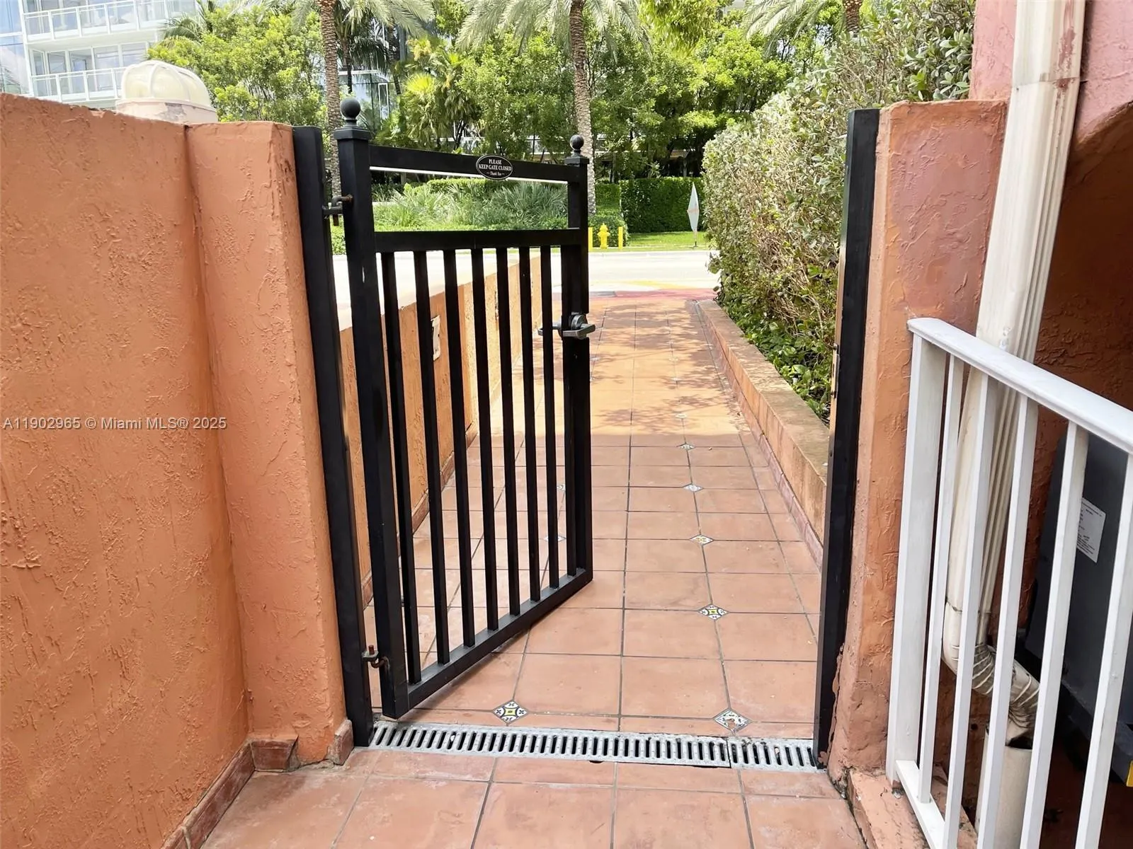 9008 Collins Ave, #402