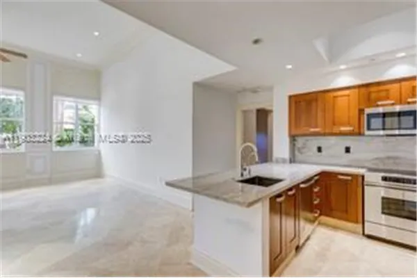 60 Edgewater Dr, #LE