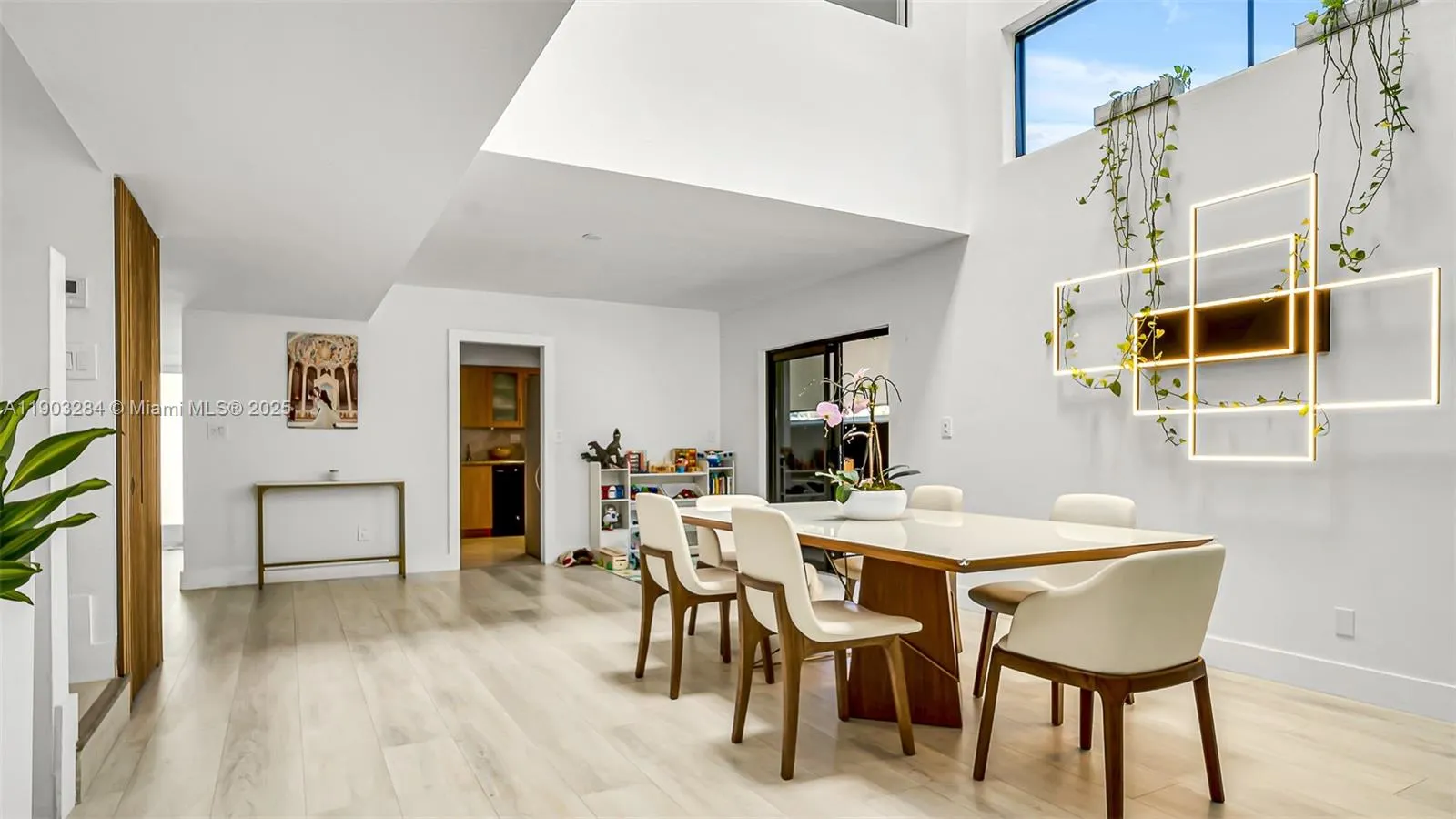 300 Poinciana Dr, #702