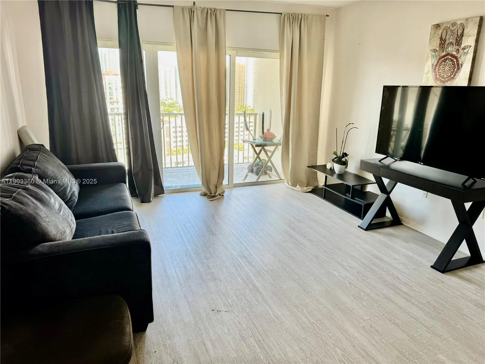 300 Bayview Dr, #1903