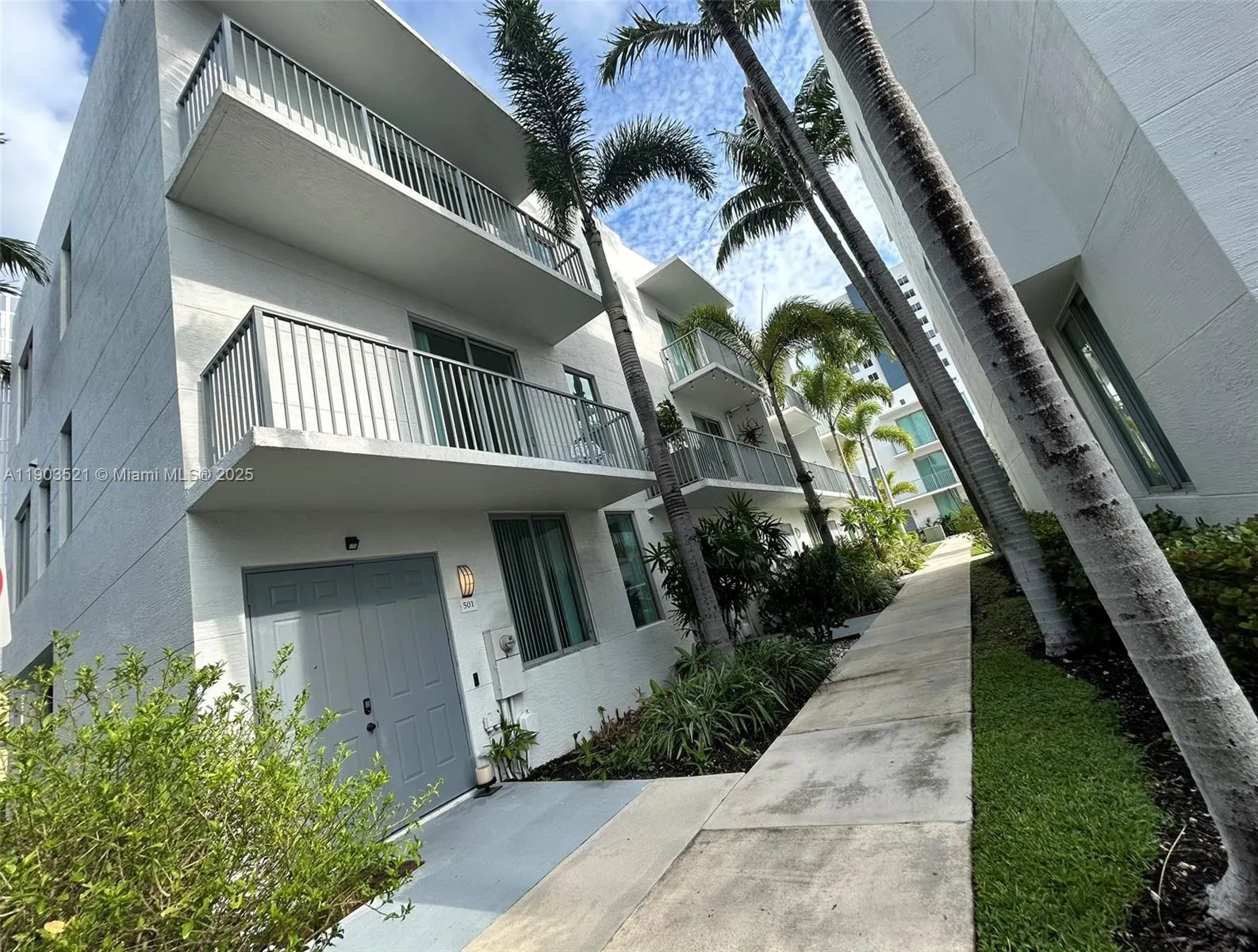 2142 Van Buren St, #501