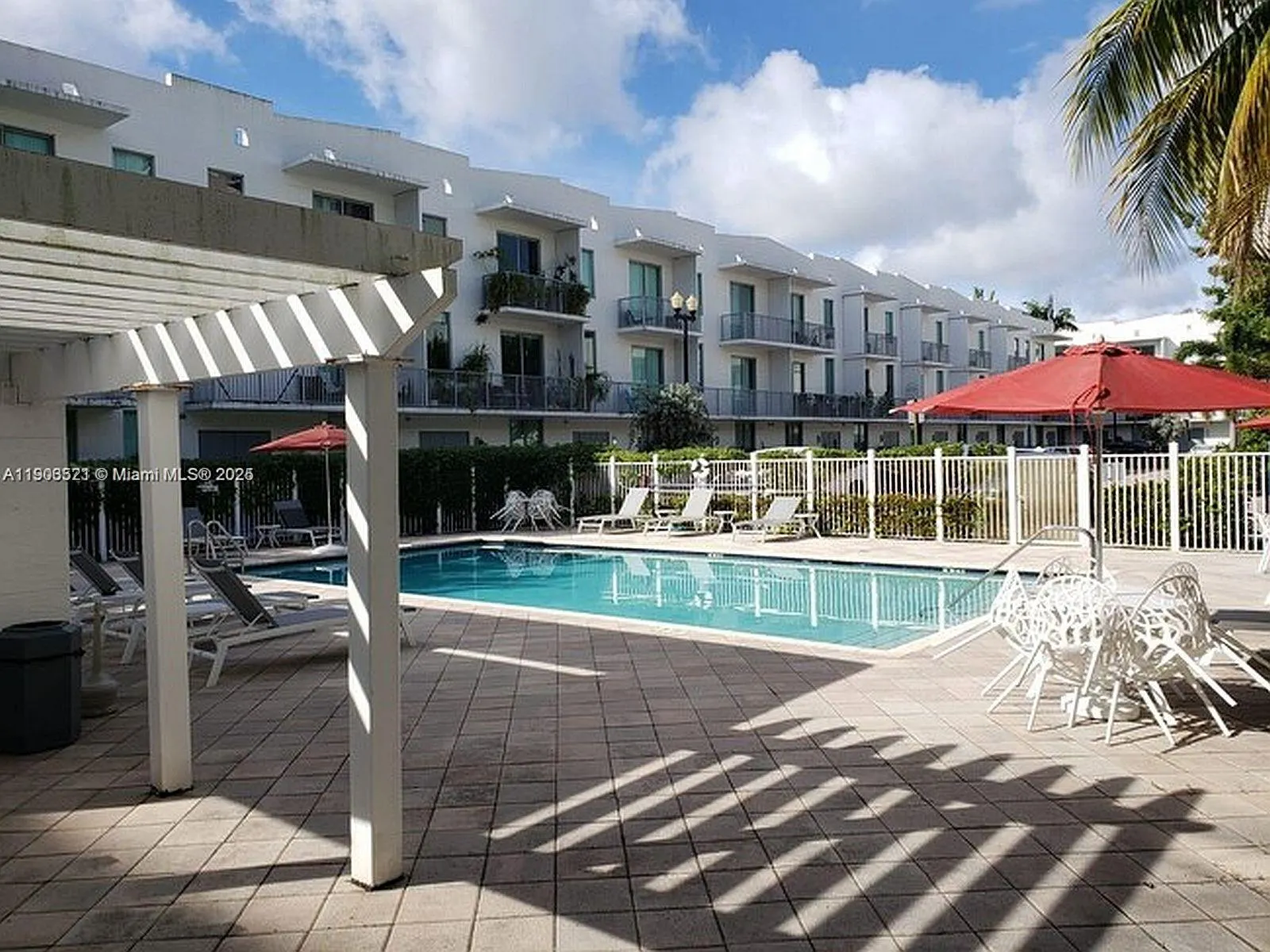 2142 Van Buren St, #501