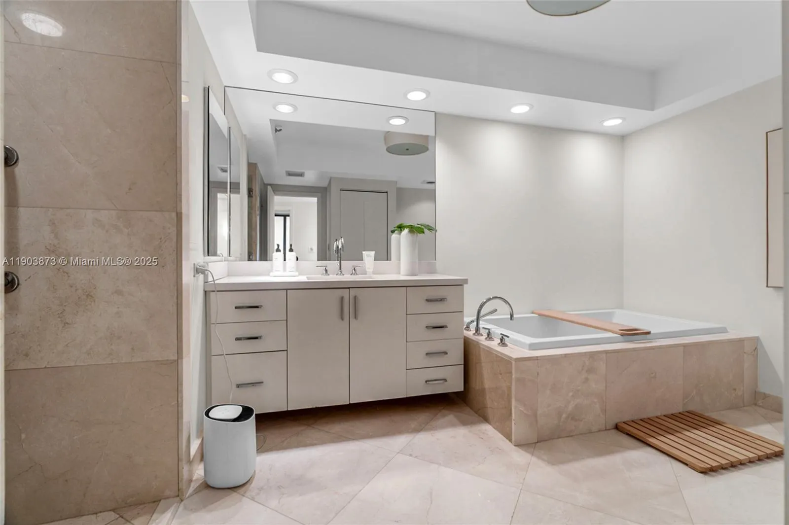 20281 E Country Club Dr, #M1