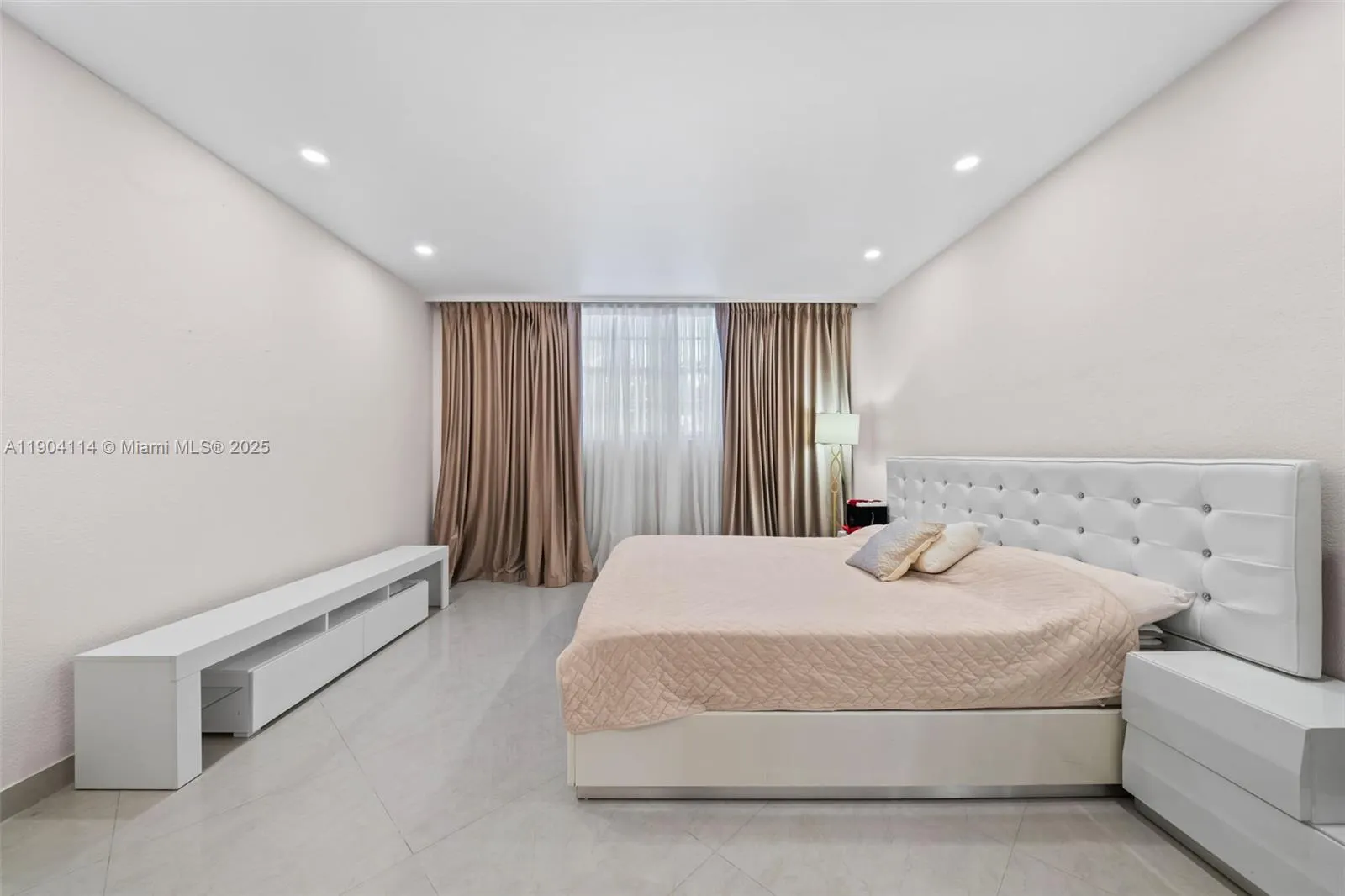 19390 Collins Ave, #209