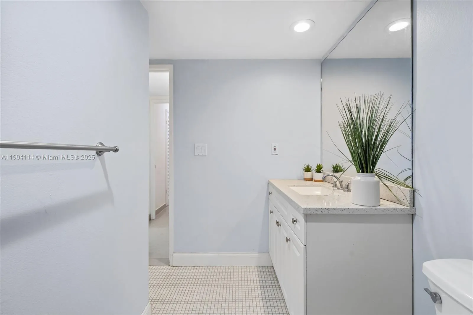 19390 Collins Ave, #209