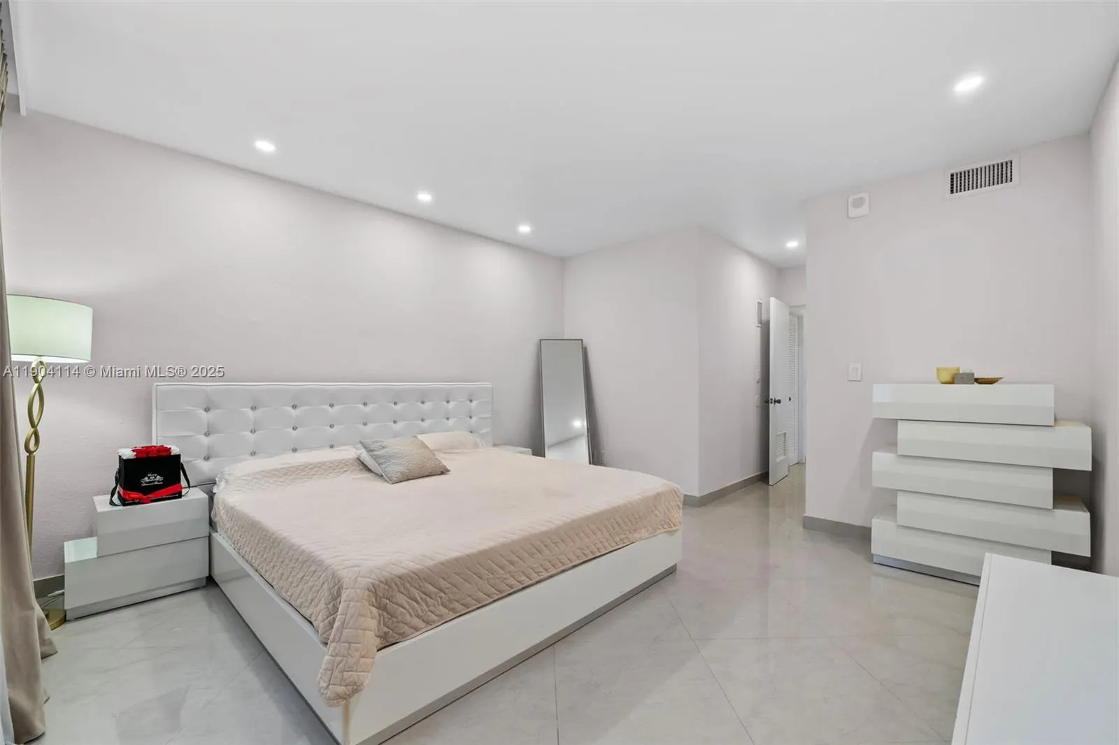 19390 Collins Ave, #209