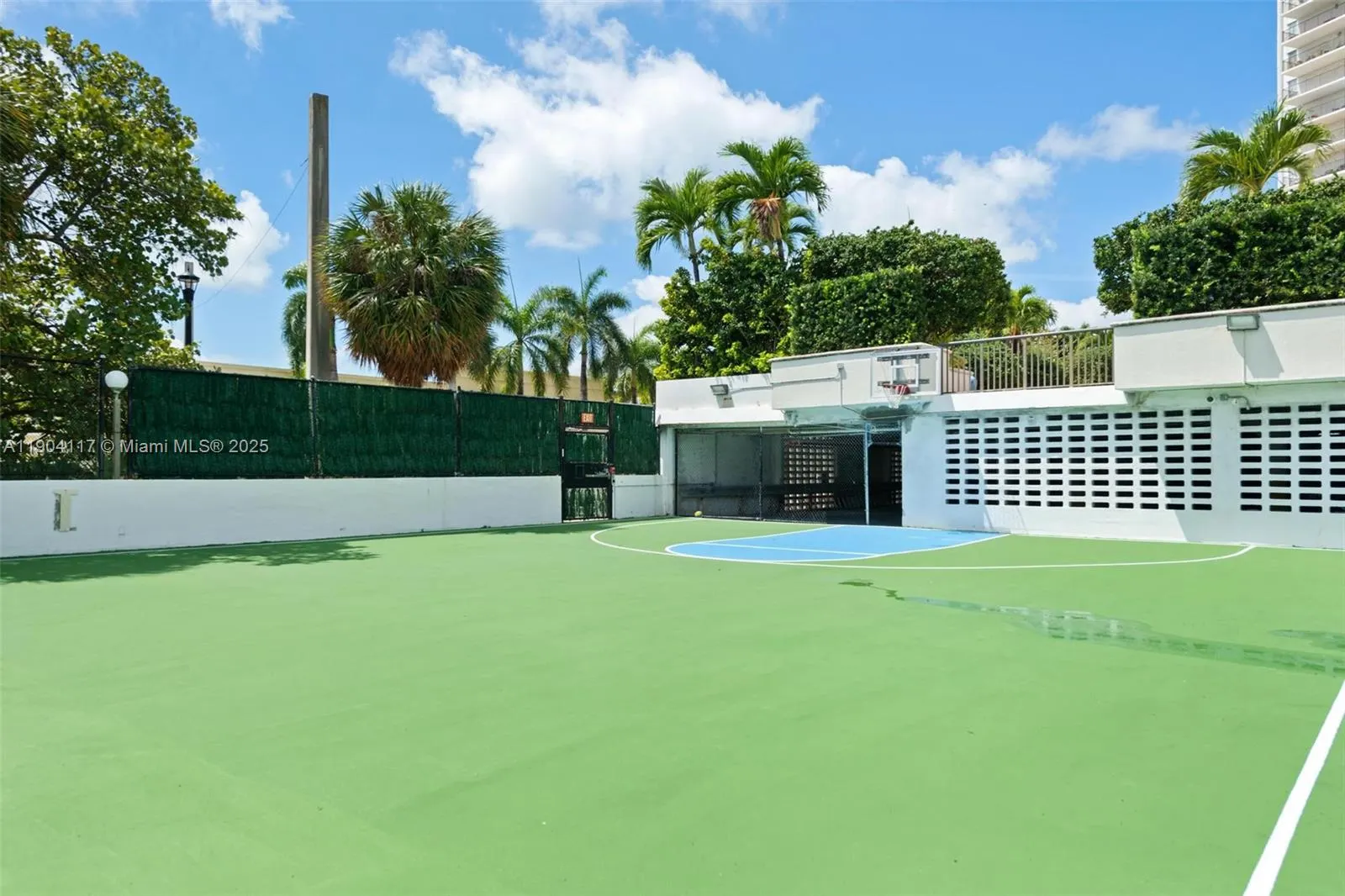 4101 Pine Tree Dr, #707