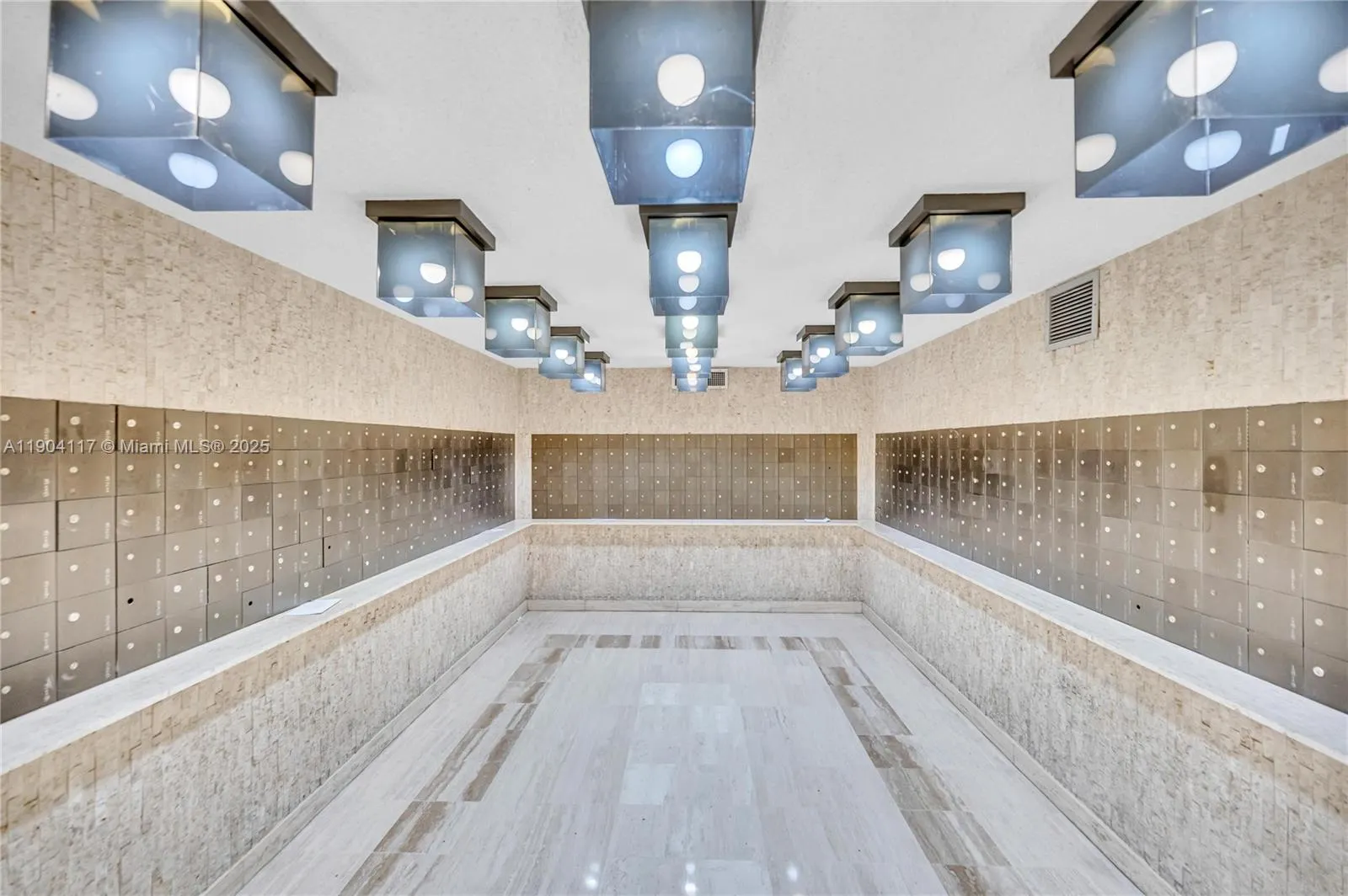 4101 Pine Tree Dr, #707