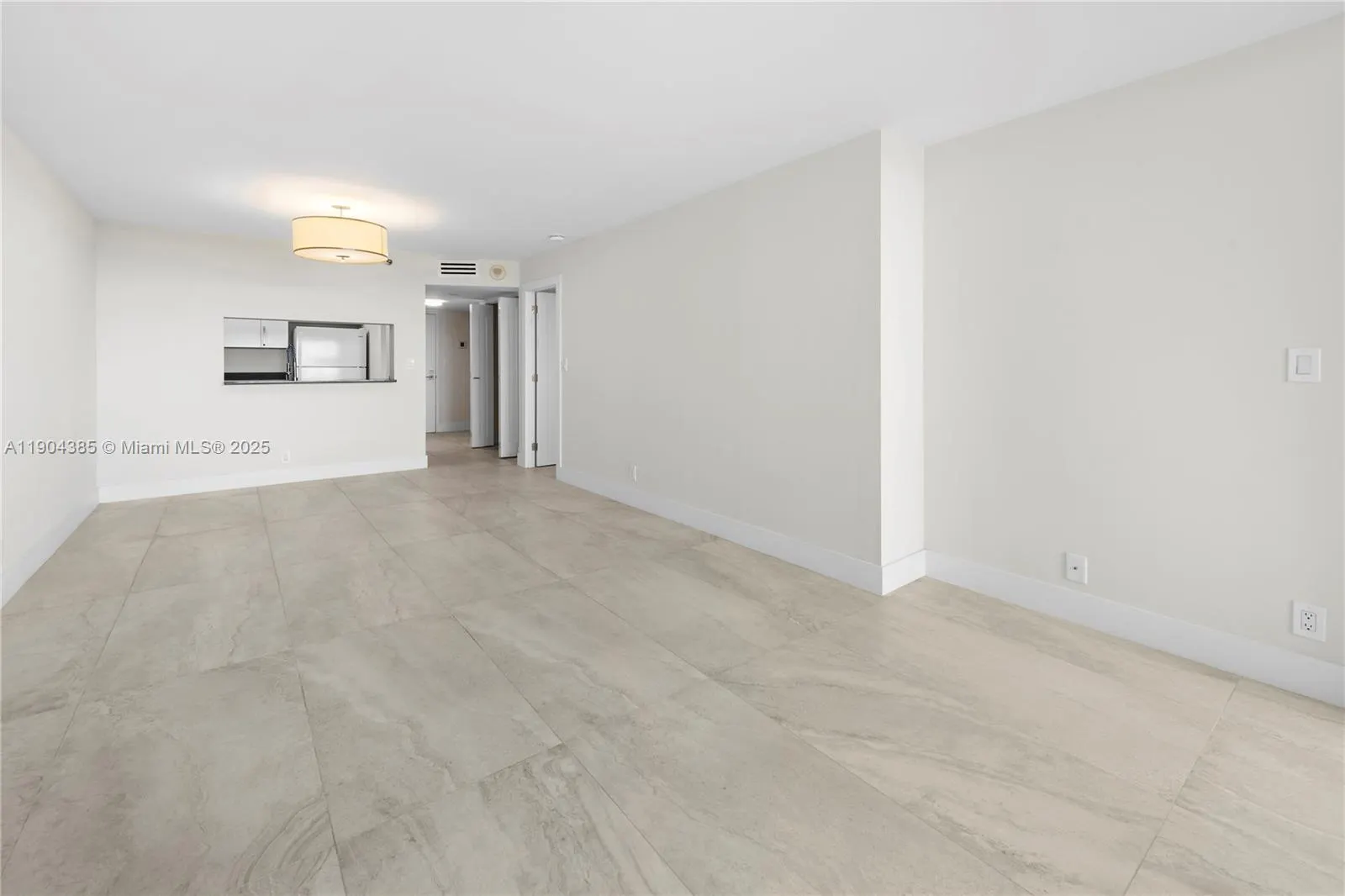 2555 Collins Ave, #904