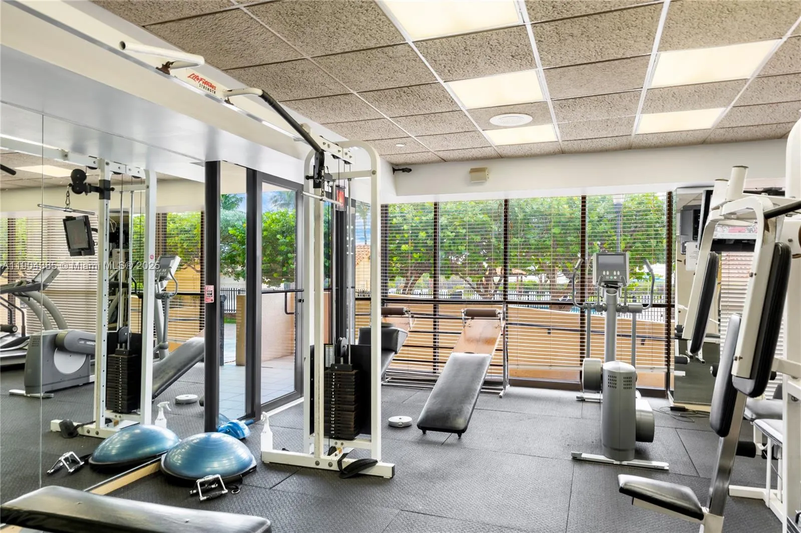 2555 Collins Ave, #904