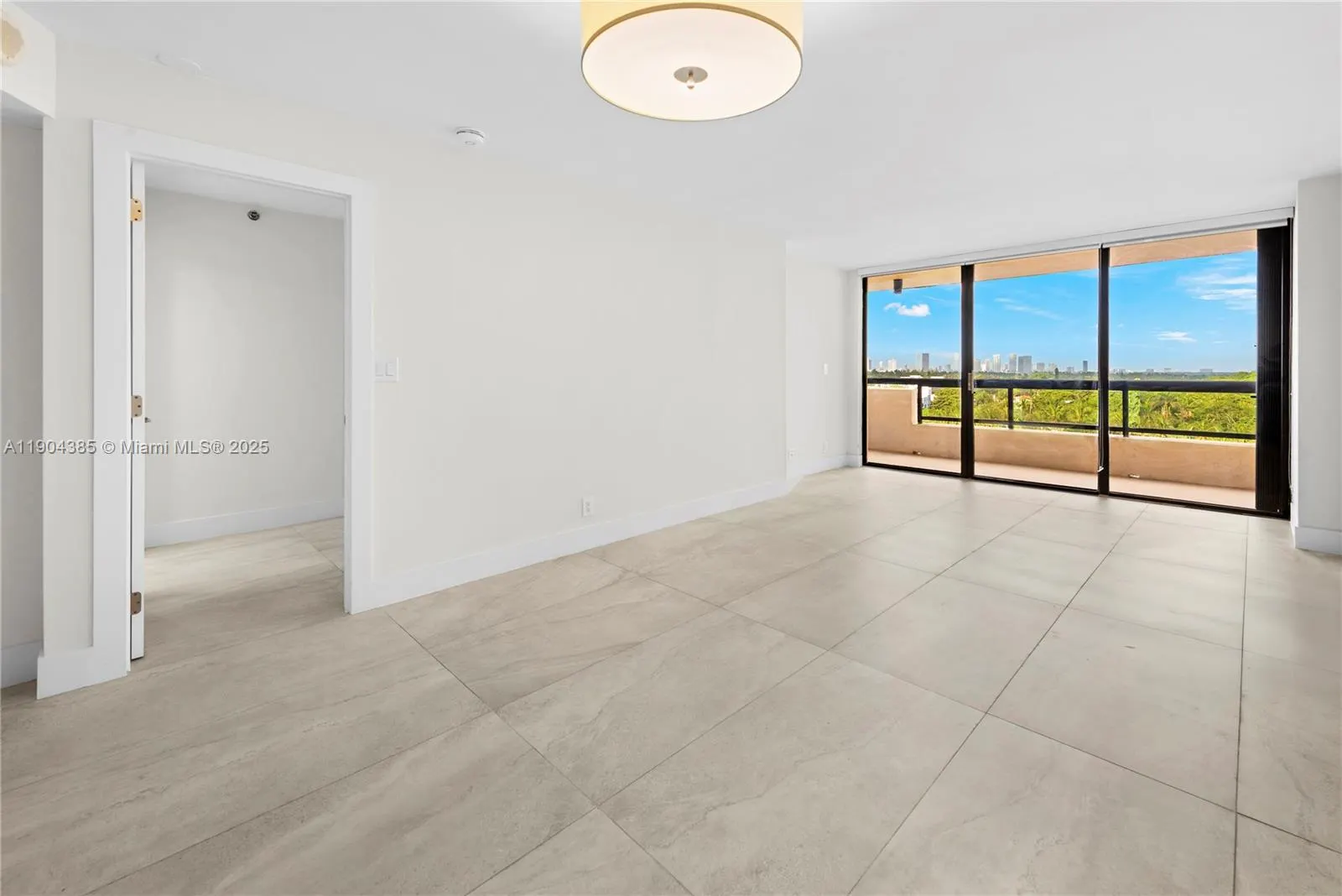 2555 Collins Ave, #904