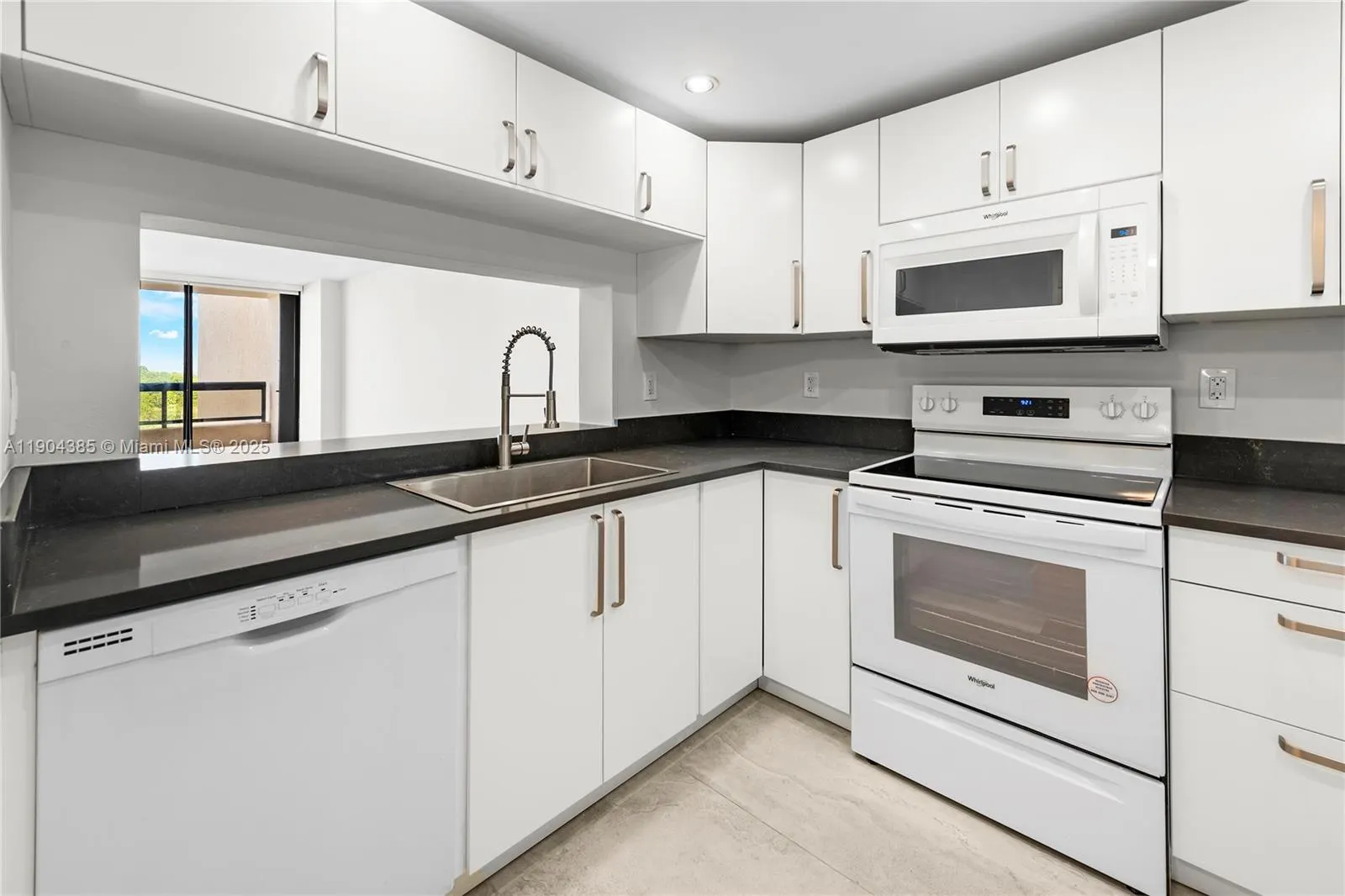 2555 Collins Ave, #904