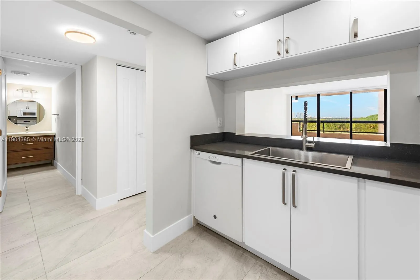 2555 Collins Ave, #904