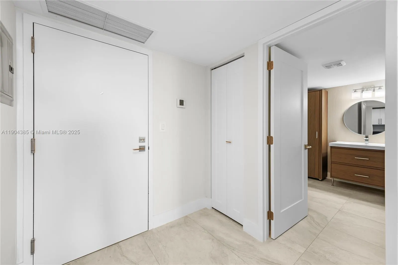 2555 Collins Ave, #904