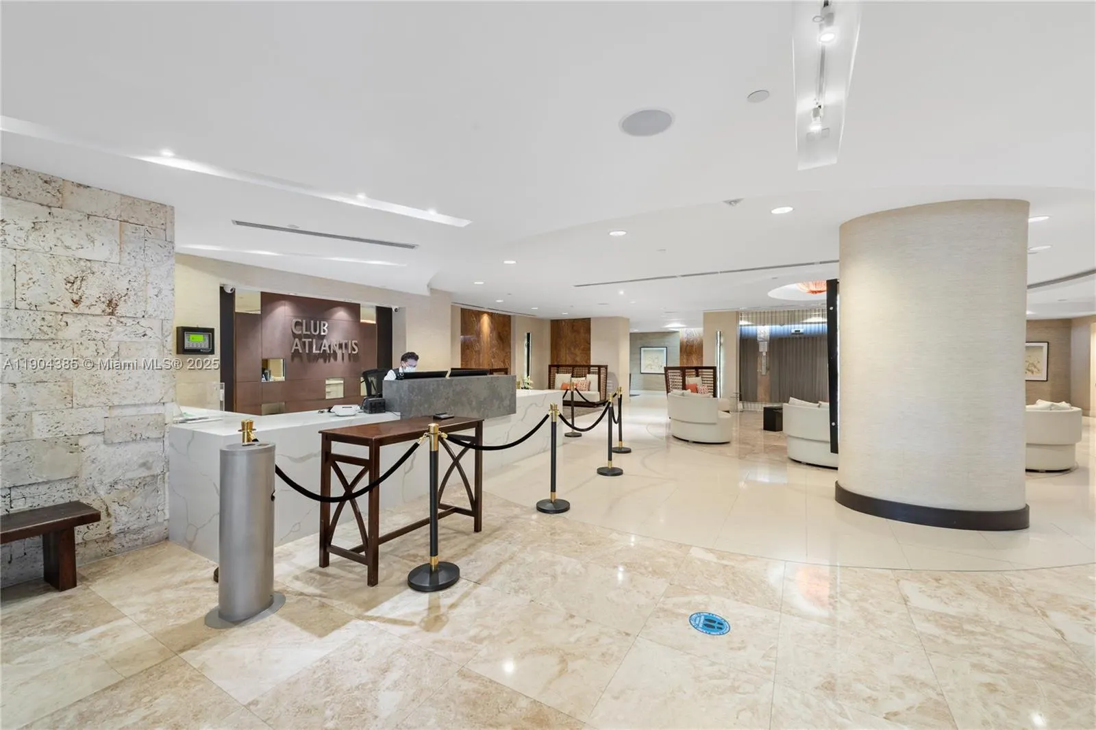 2555 Collins Ave, #904