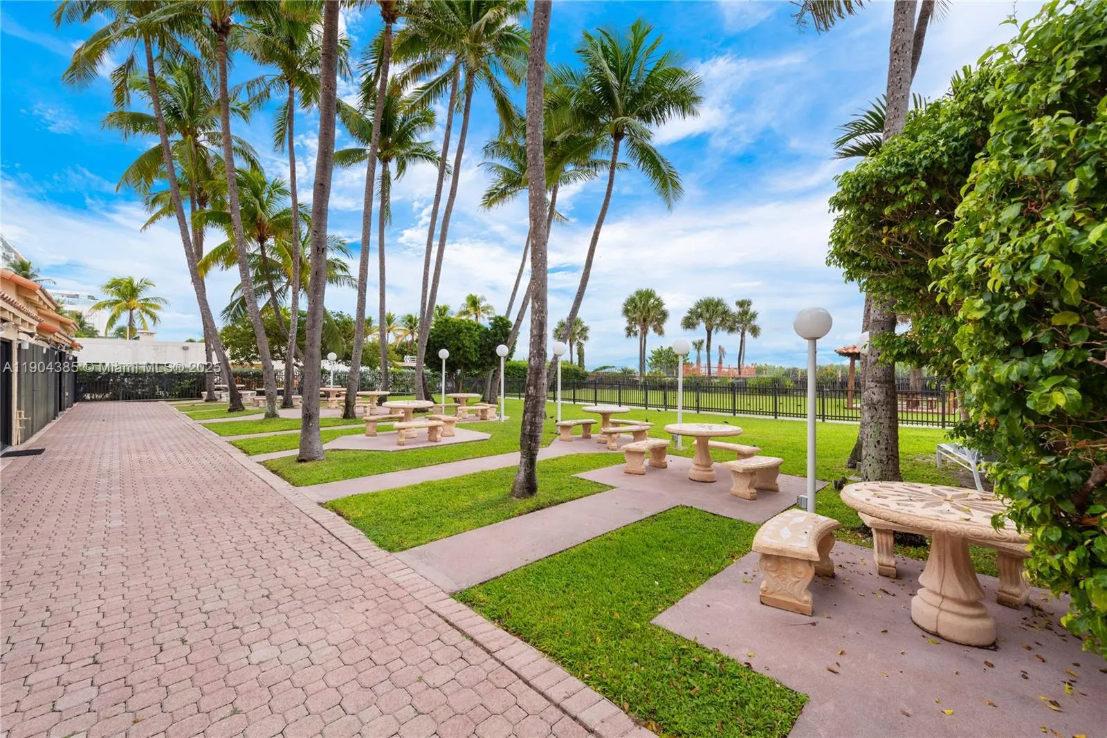 2555 Collins Ave, #904