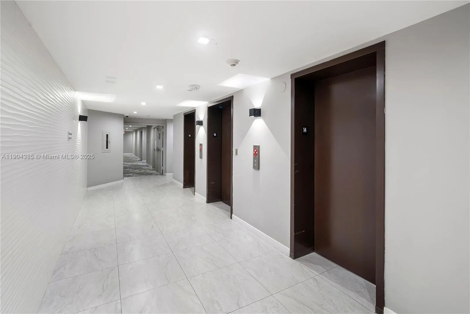 2555 Collins Ave, #904