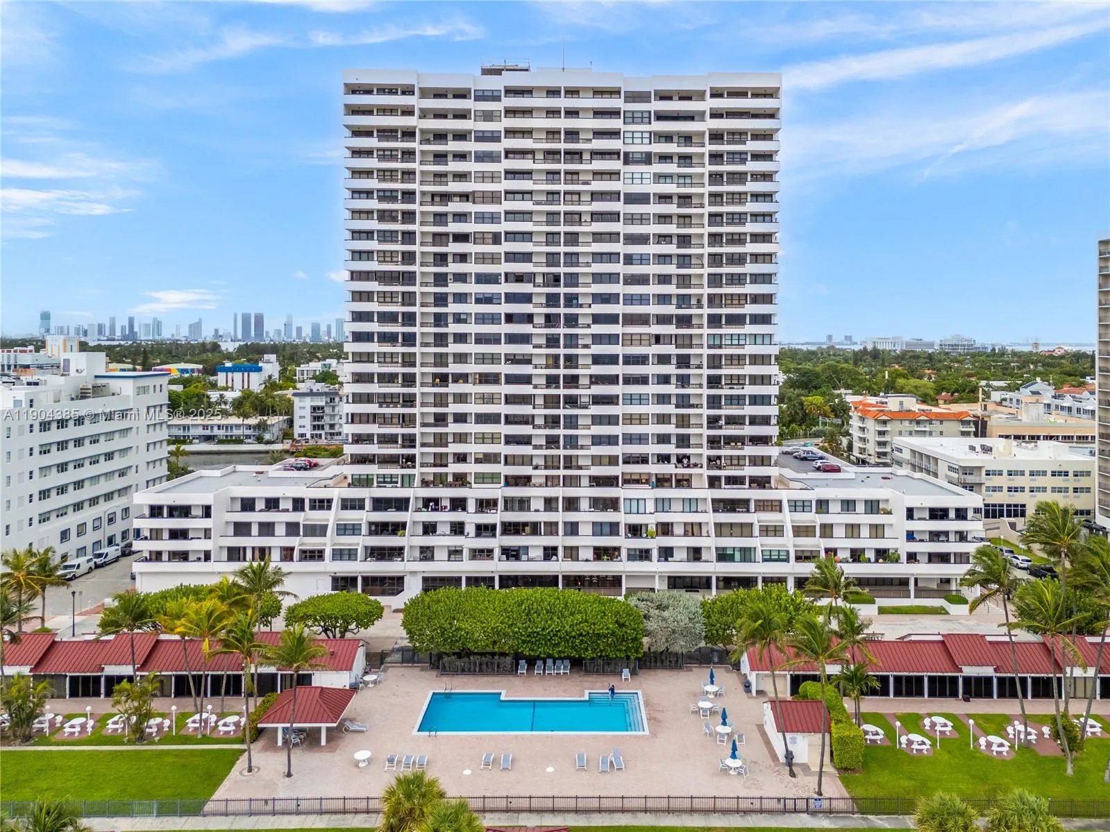 2555 Collins Ave, #904