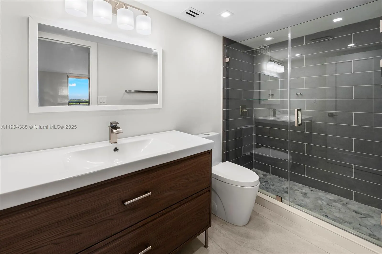 2555 Collins Ave, #904