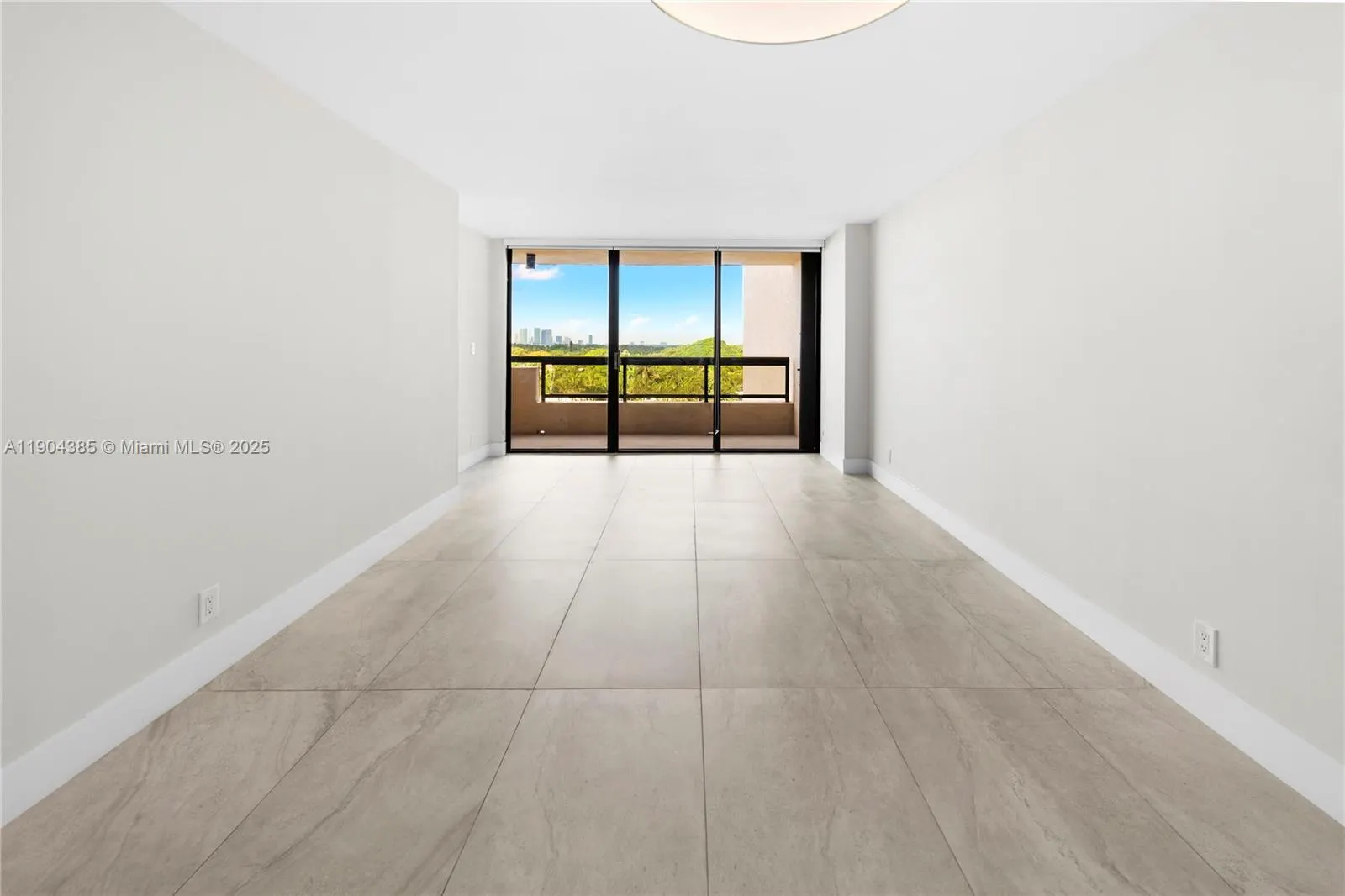 2555 Collins Ave, #904