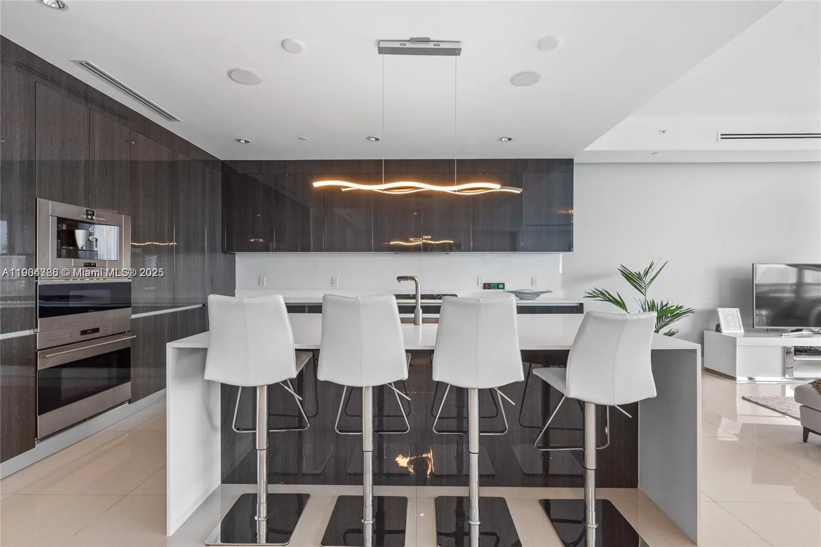 3300 NE 188th St, #818