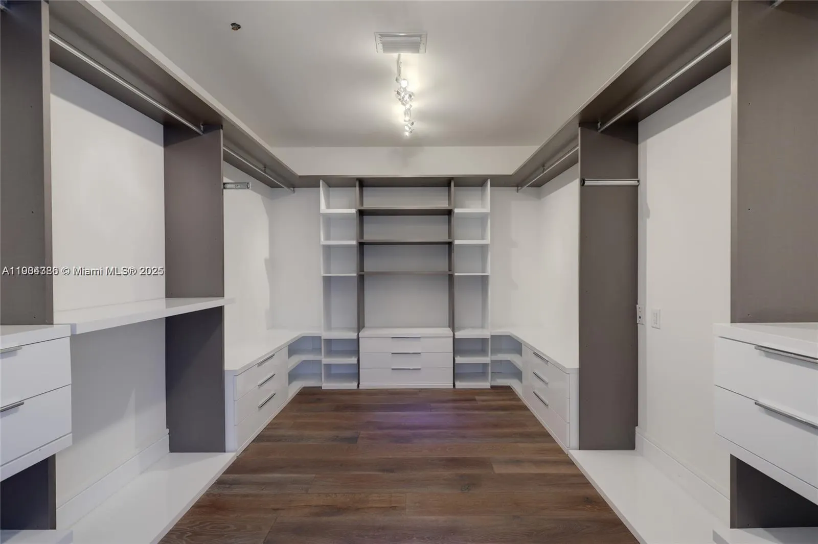 3300 NE 188th St, #818