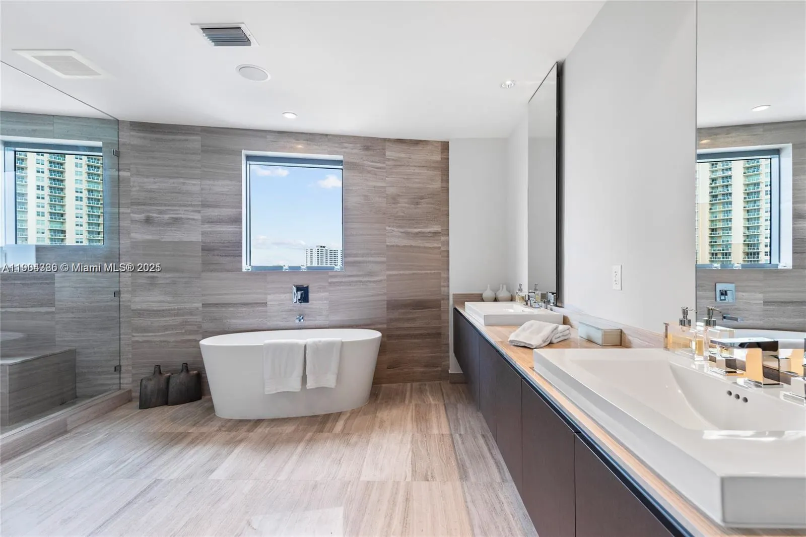 3300 NE 188th St, #818