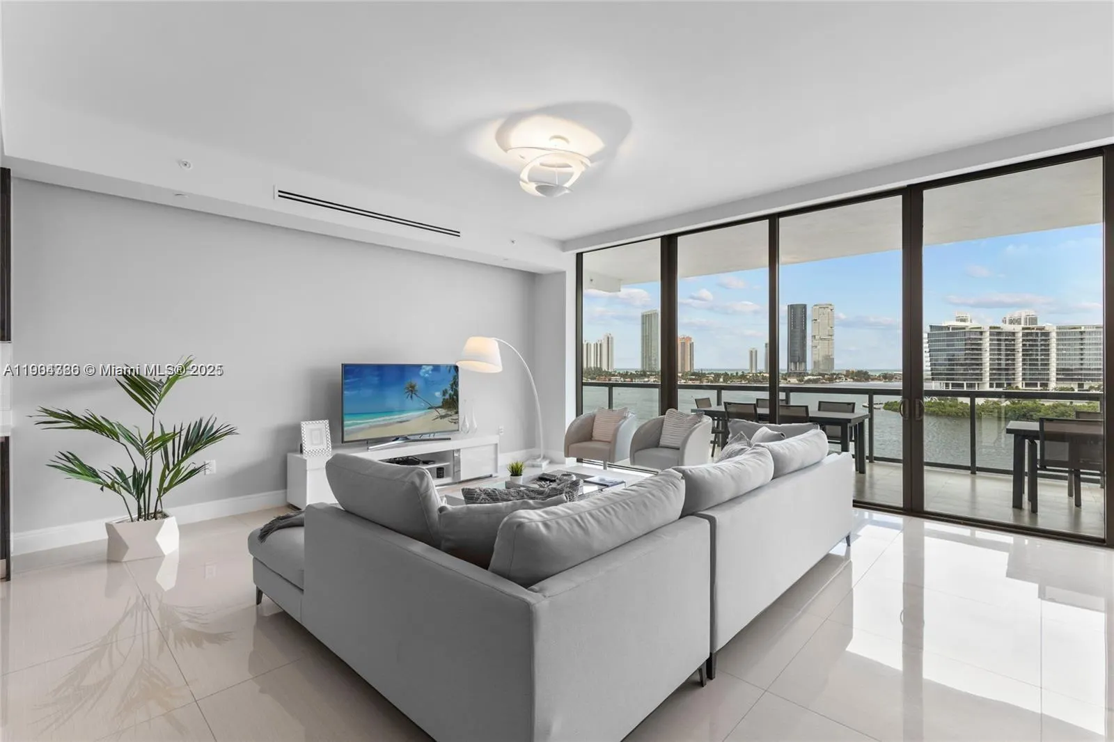 3300 NE 188th St, #818