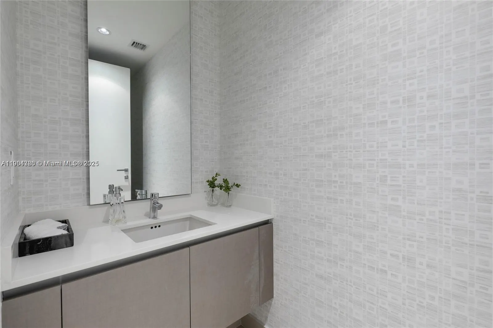 3300 NE 188th St, #818