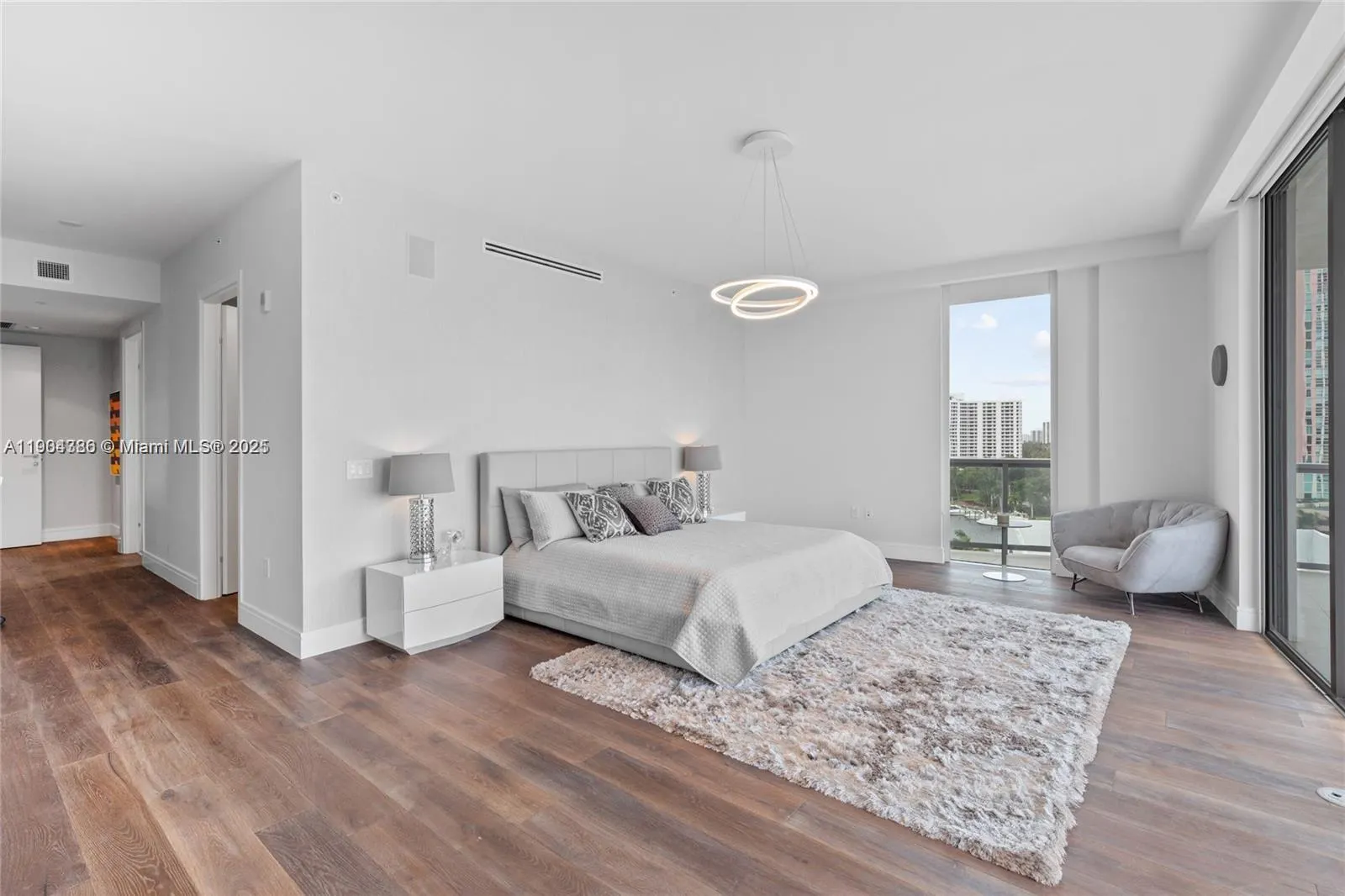 3300 NE 188th St, #818