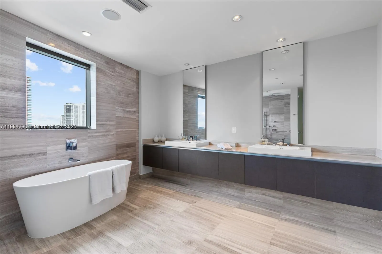 3300 NE 188th St, #818