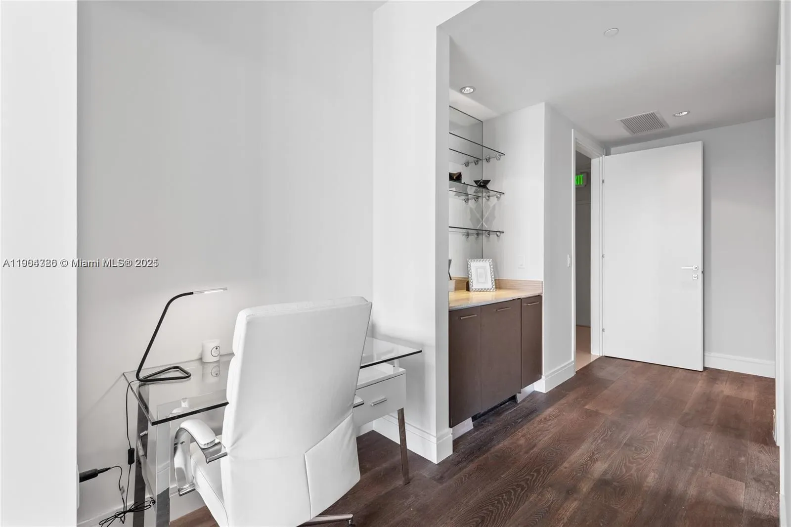 3300 NE 188th St, #818