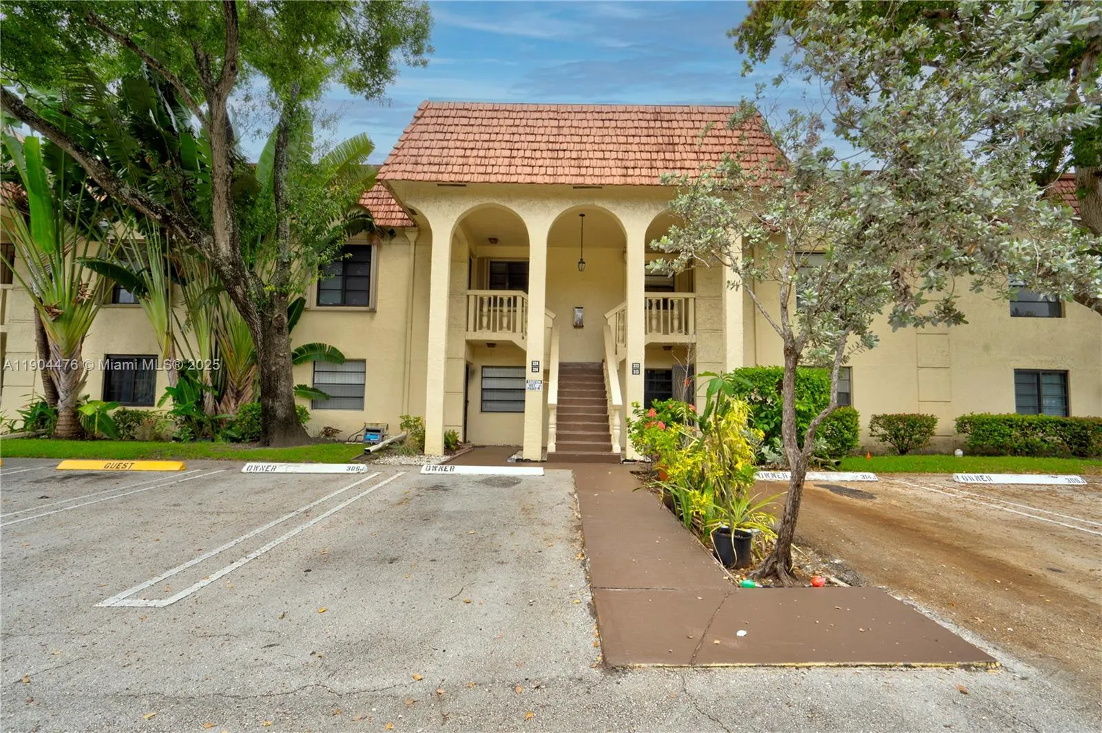 136 S Cypress Rd, #323