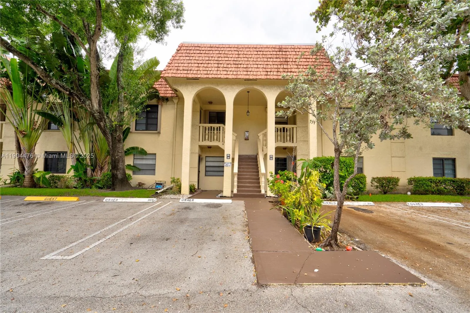 136 S Cypress Rd, #323