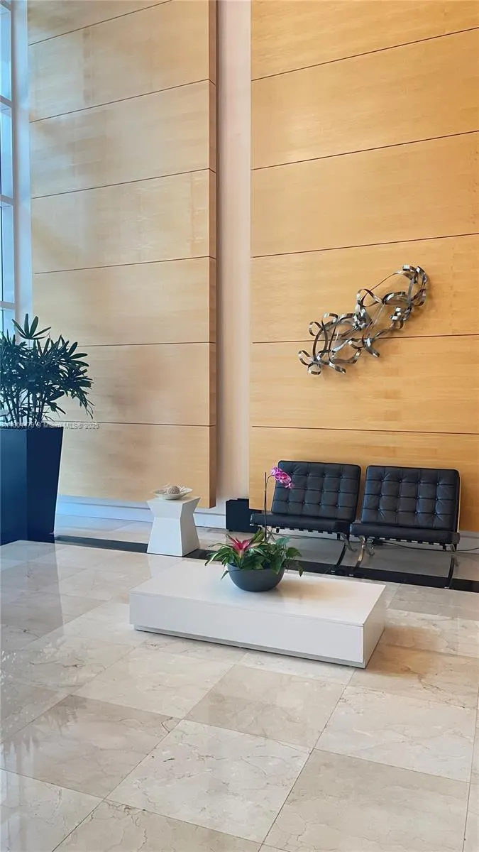 350 NE 24th St, #404