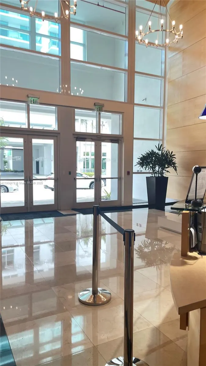 350 NE 24th St, #404