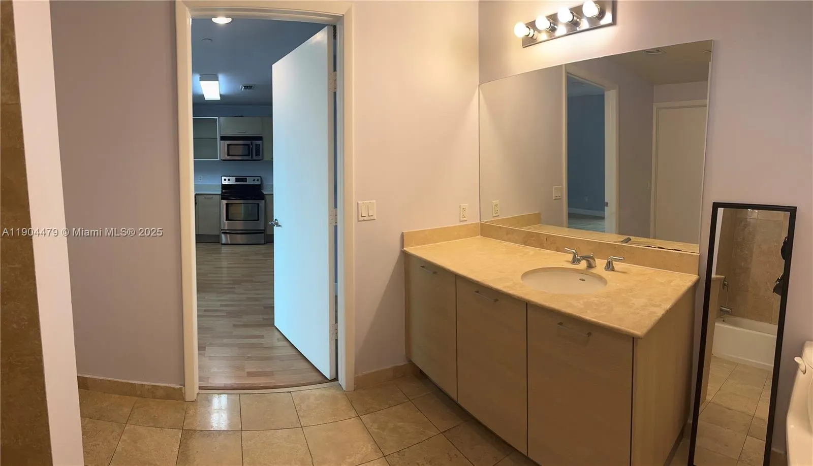 350 NE 24th St, #404