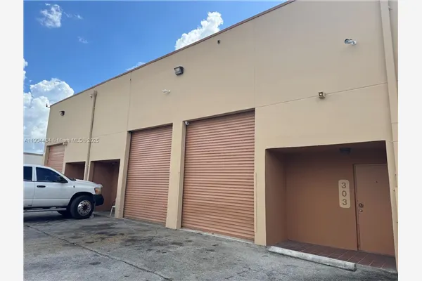 2450 W 82nd St, #303