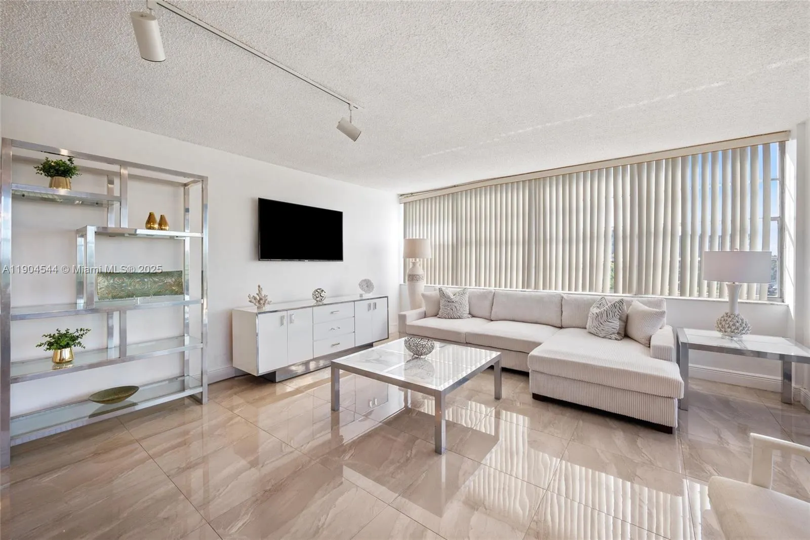 1400 Saint Charles Pl, #520