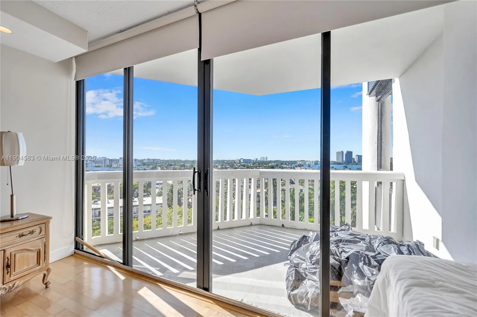 2000 Island Blvd, #806