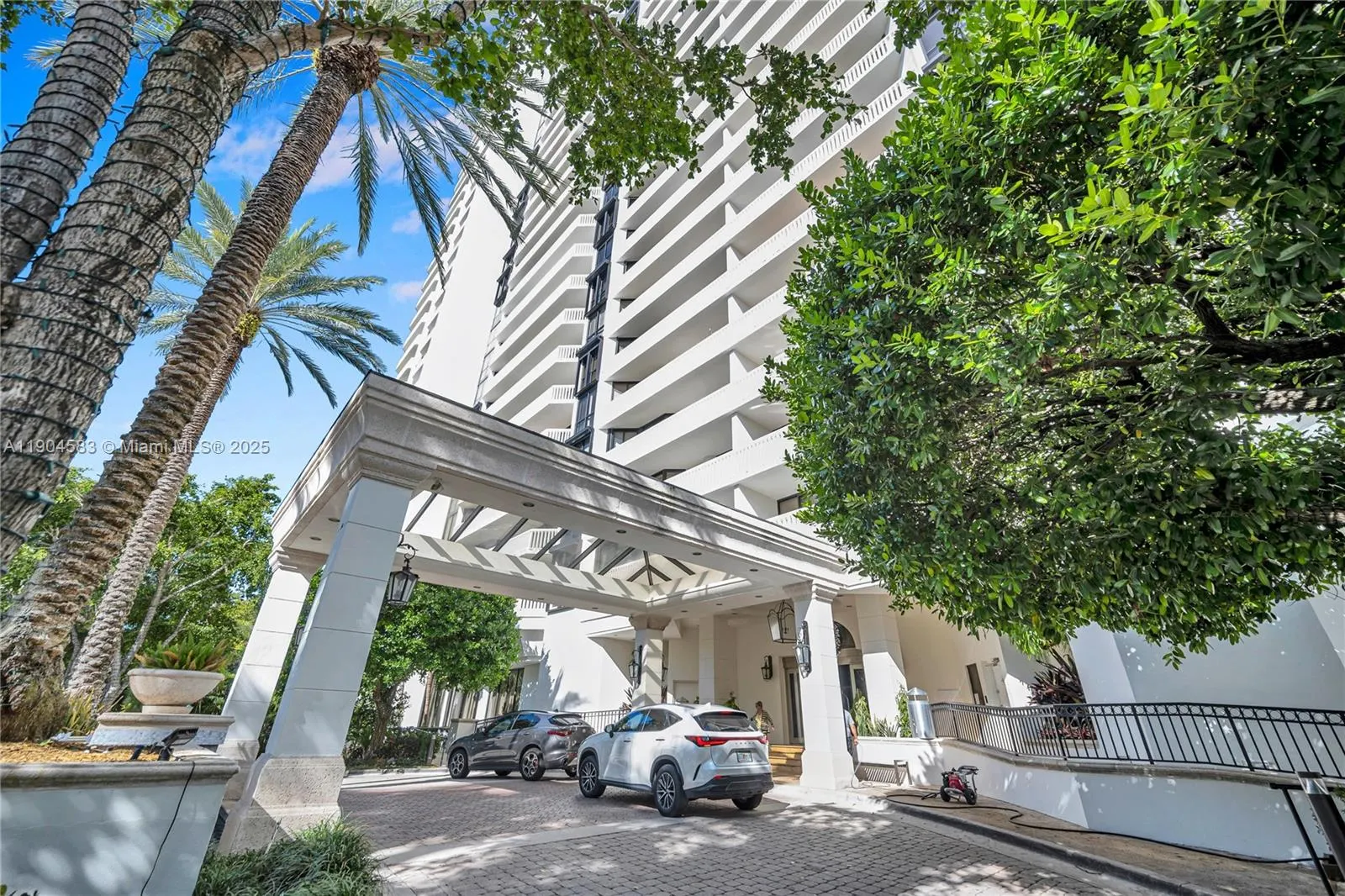 2000 Island Blvd, #806