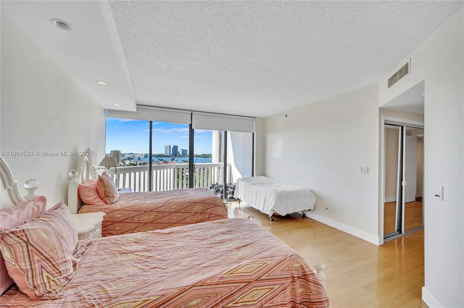 2000 Island Blvd, #806