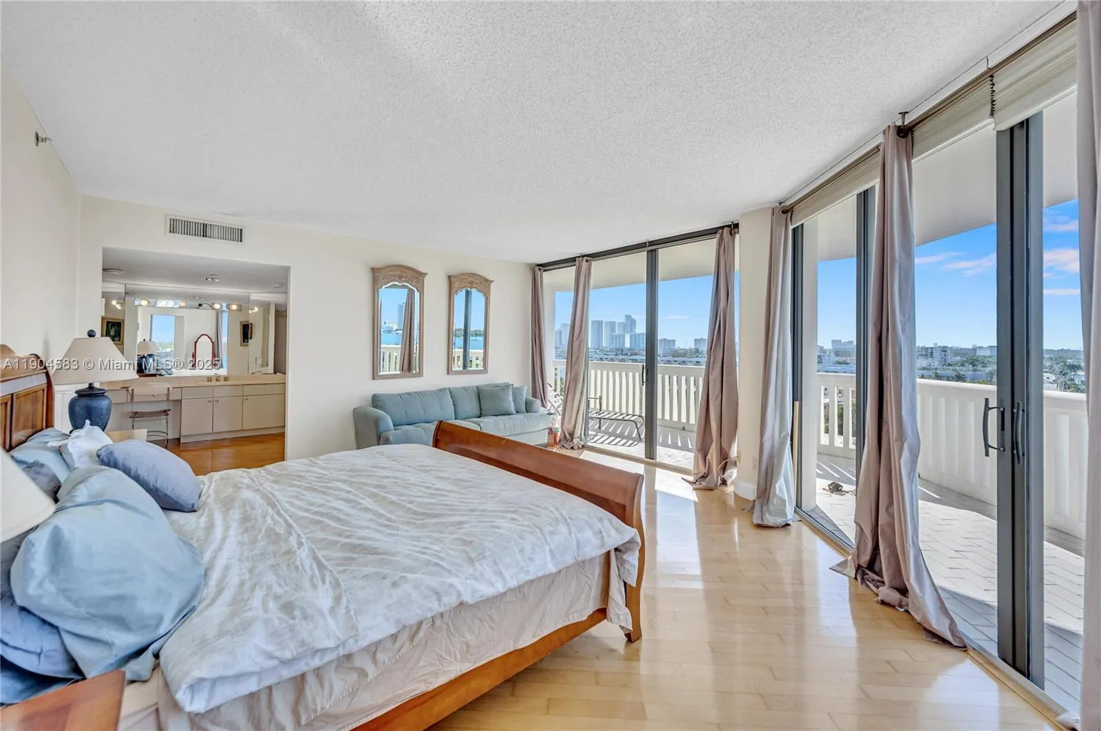 2000 Island Blvd, #806