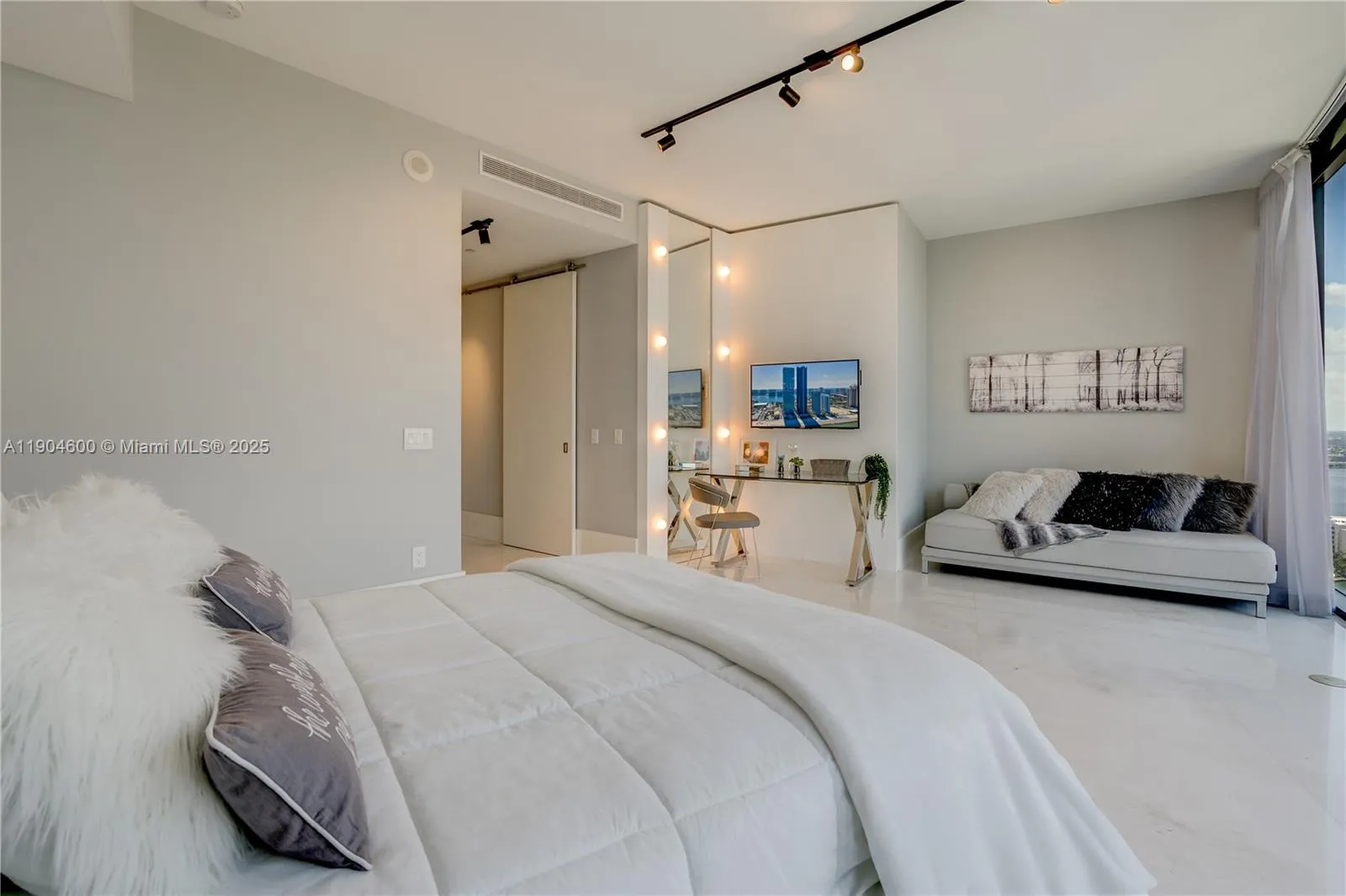 18555 Collins Ave, #2403