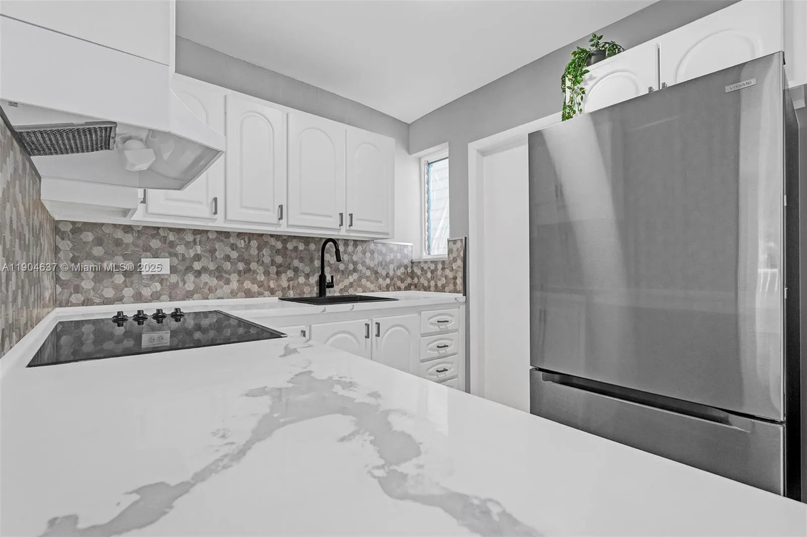 1150 Euclid Ave, #305