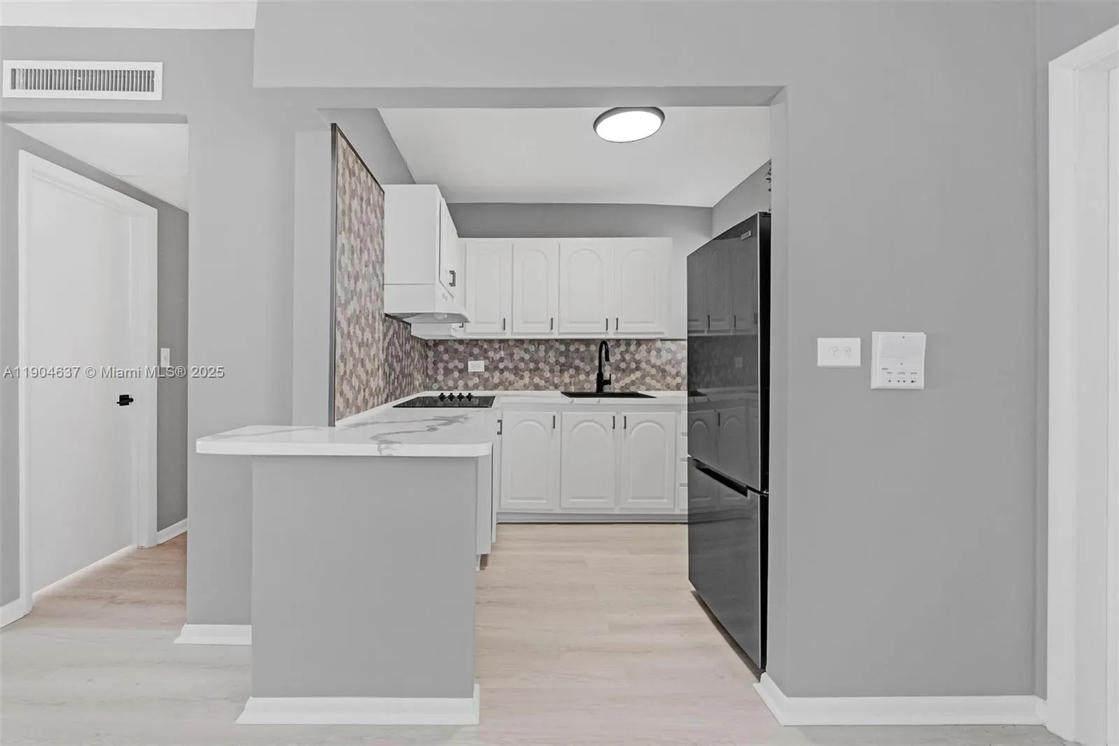 1150 Euclid Ave, #305