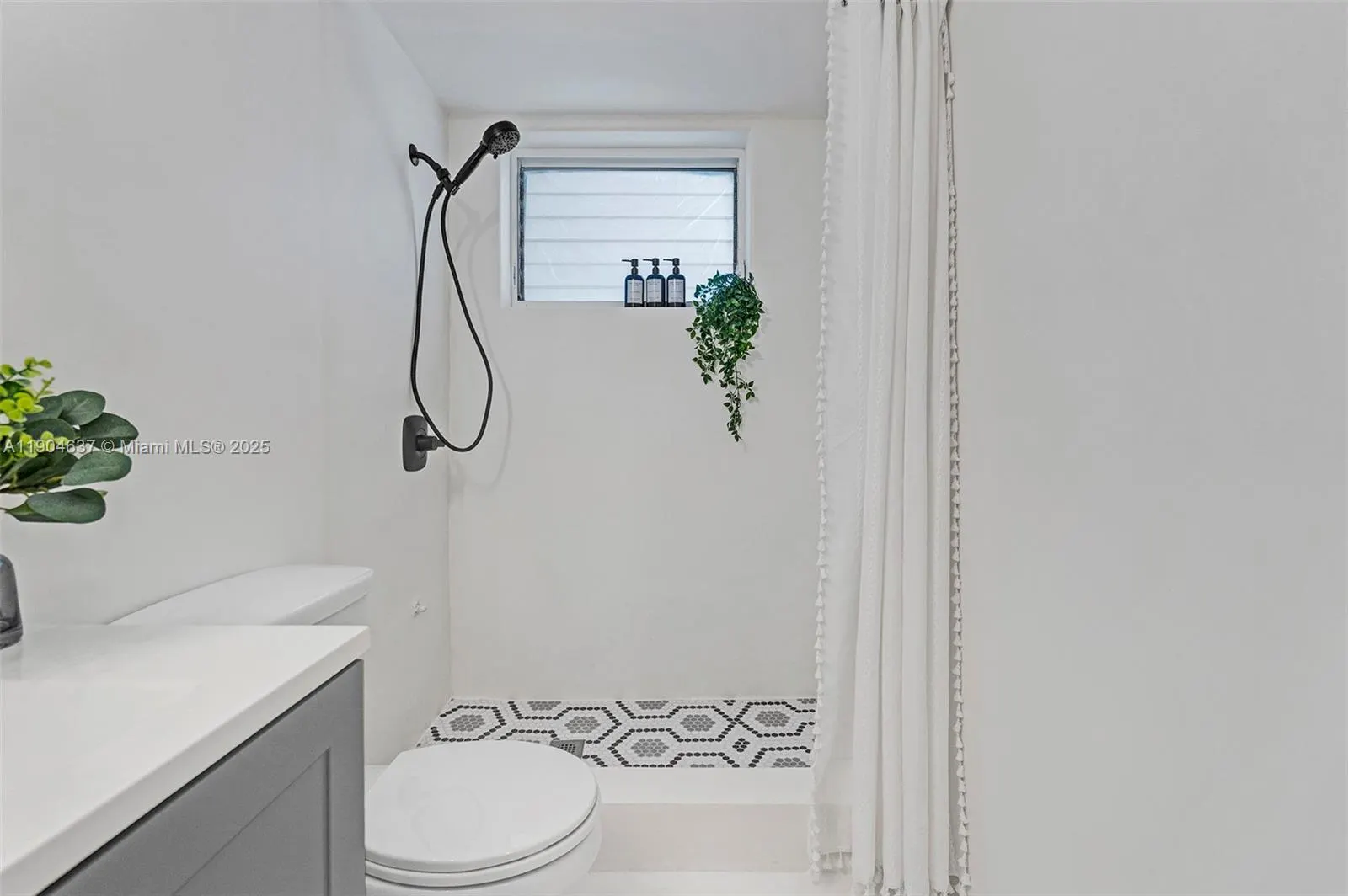 1150 Euclid Ave, #305