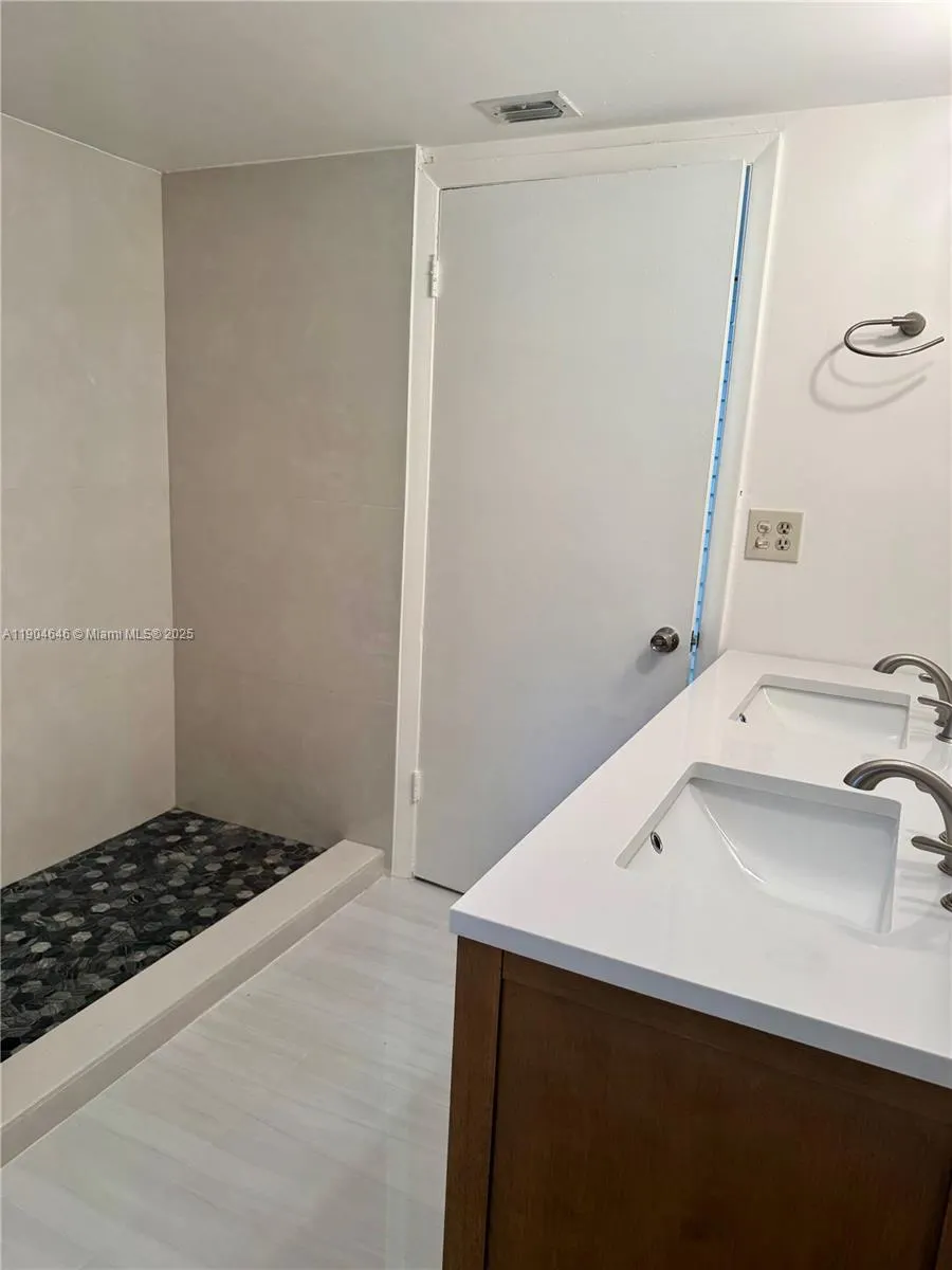 605 Ives Dairy Rd, #306-7